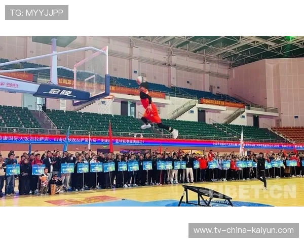 蹦床跳跃大赛，空中舞者的精彩绽放，蹦床跳跃动作