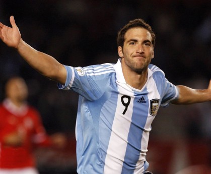 开云电竞在线-C罗与队友亲密互动，更衣室氛围融洽，c罗与球迷合影